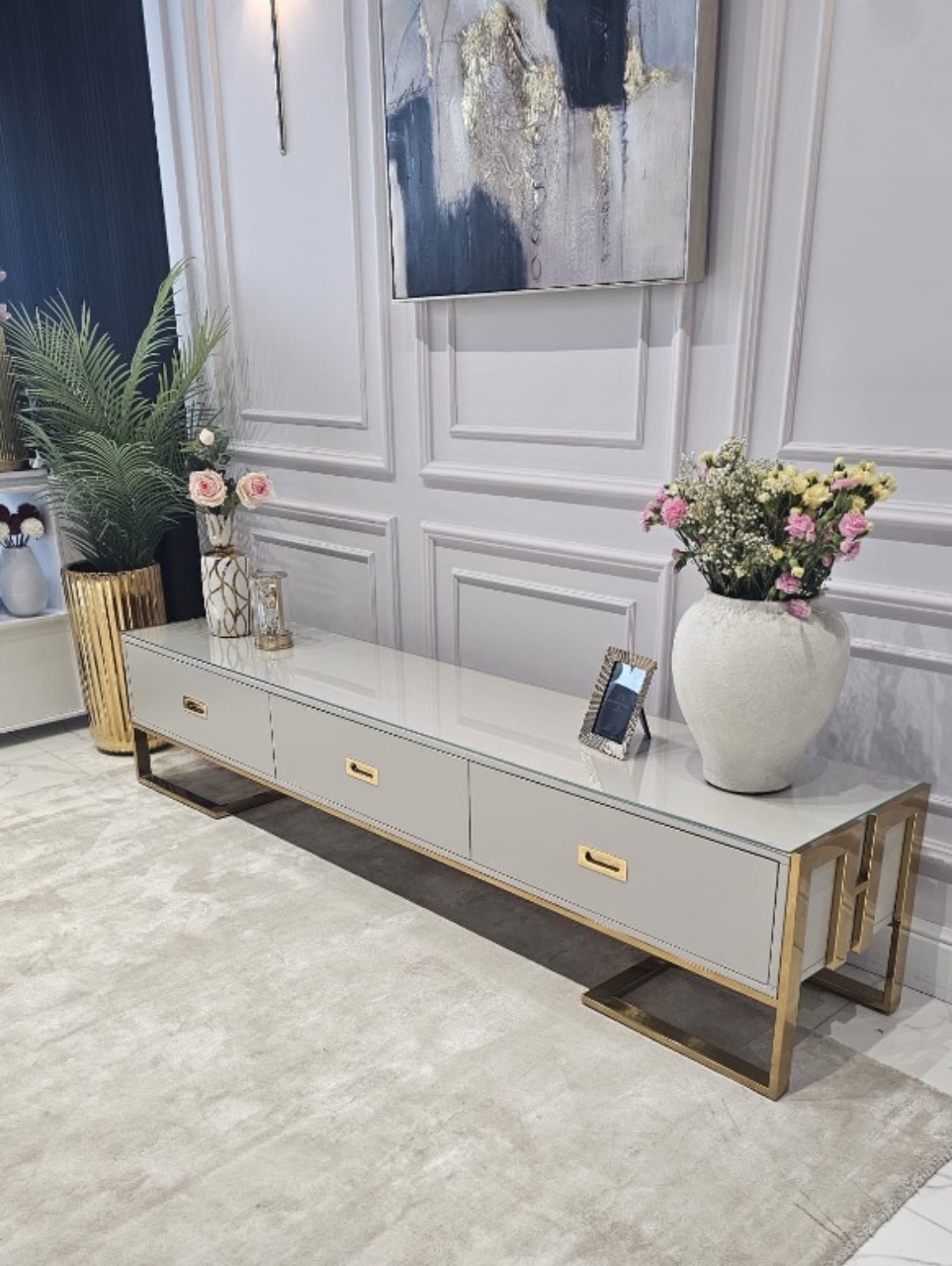 SZAFKA RTV Espiro kaszmirowa, prostokątna złote, metalowe dodatki, styl glamour, nowoczesny