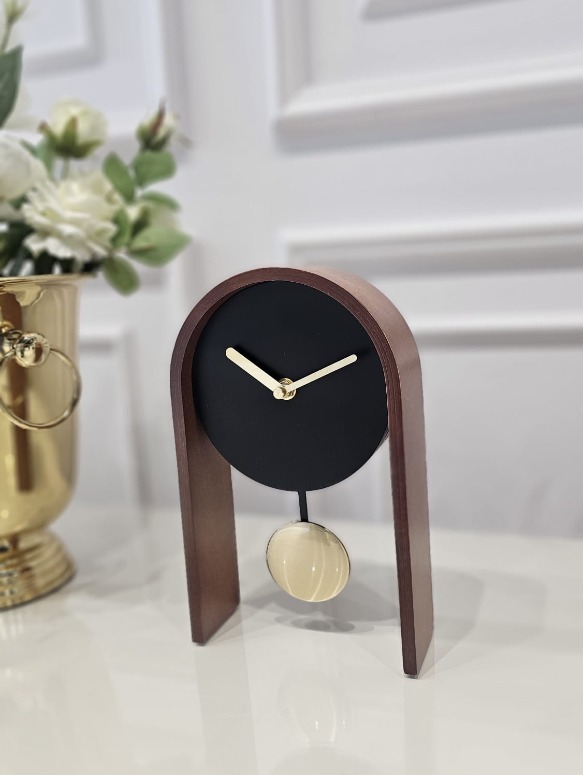 ZEGAR STOJĄCY drewniany, brązowo-czarny z złotymi wskazówkami i wahadłem, nowoczesny styl