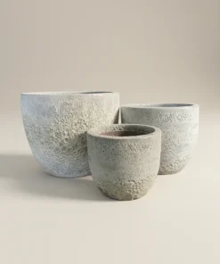 DONICA ceramiczna z efektem kamienia, mrozoodporna, okrągła, zwężana ku dołowi, biała, nowoczesny styl