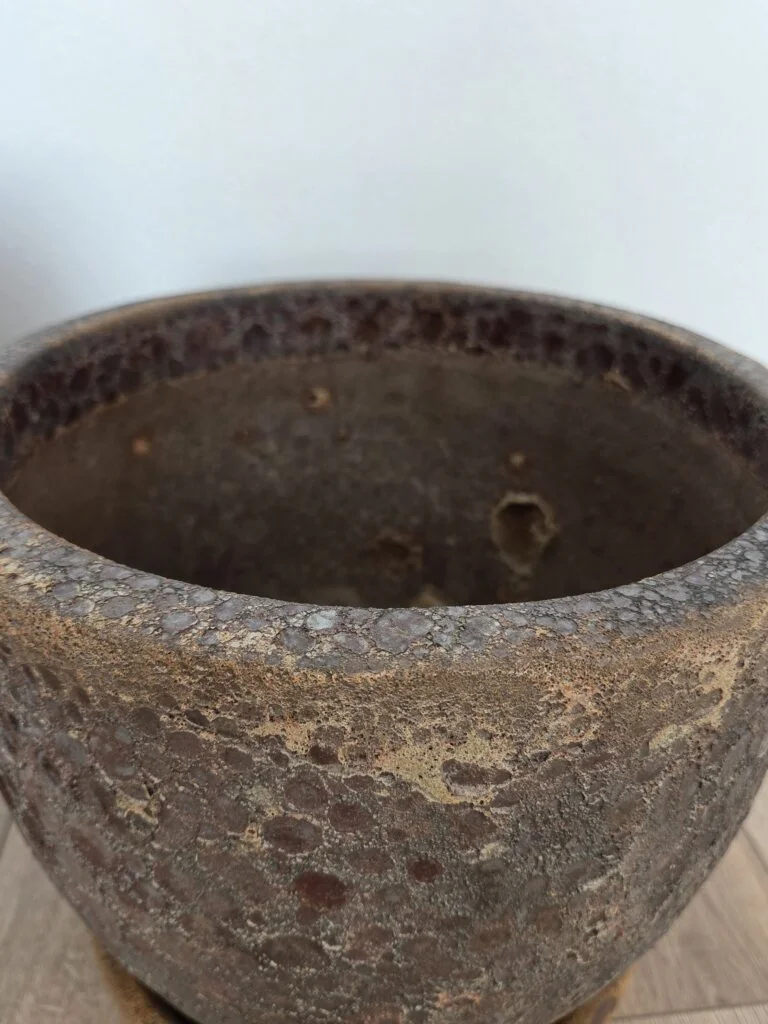 DONICA ceramiczna z efektem kamienia, mrozoodporna, okrągła, zwężana ku dołowi, brązowa, nowoczesny styl, designerska