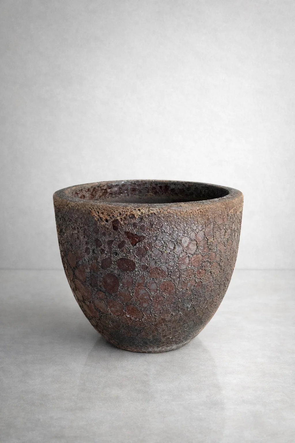 DONICA ceramiczna z efektem kamienia, mrozoodporna, okrągła, zwężana ku dołowi, brązowa, nowoczesny styl