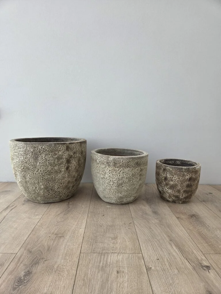 DONICA ceramiczna z efektem kamienia, mrozoodporna, okrągła, zwężana ku dołowi, piaskowa beż, nowoczesny styl, ekskluzywna