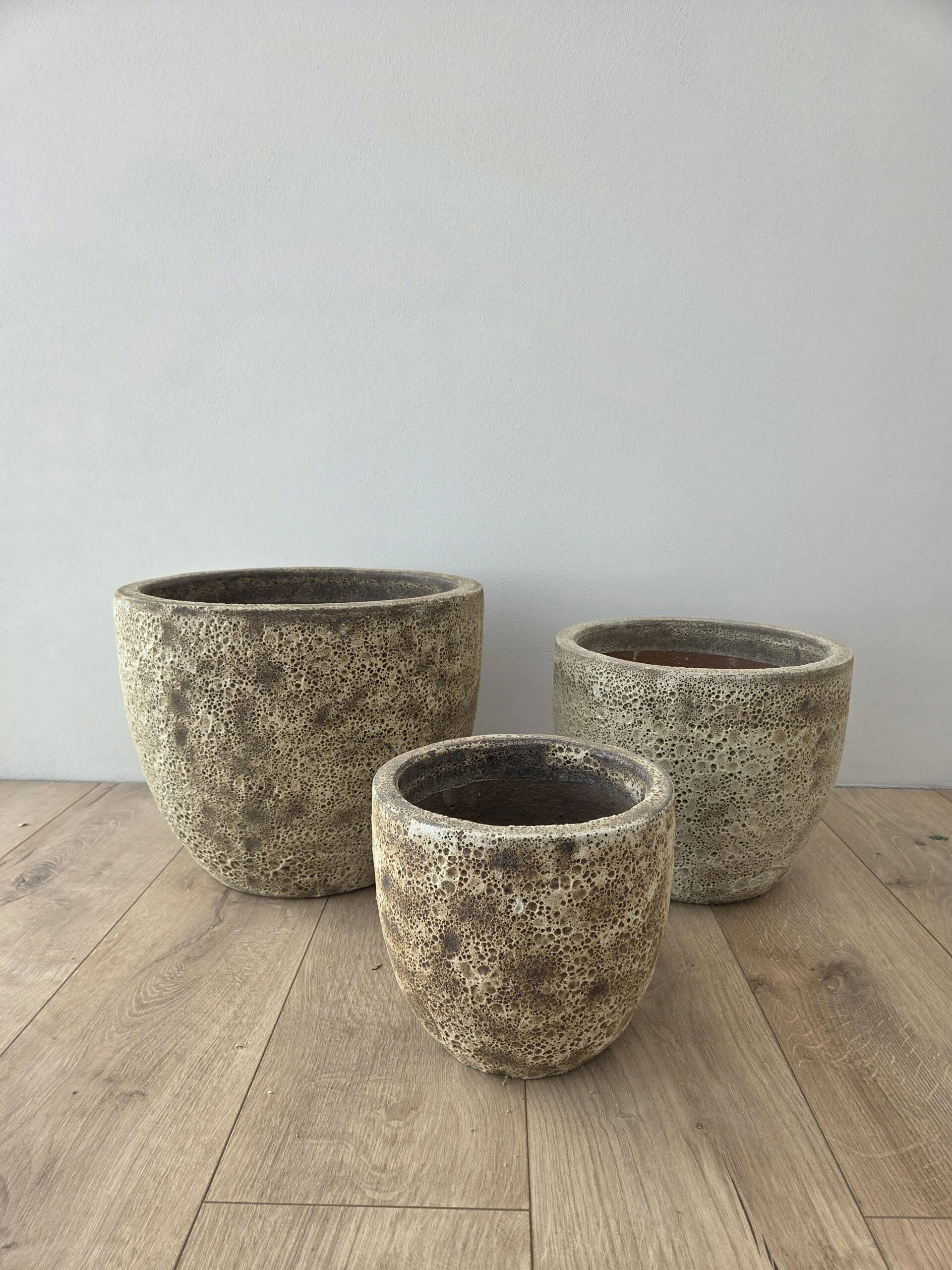 DONICA ceramiczna z efektem kamienia, mrozoodporna, okrągła, zwężana ku dołowi, piaskowa beż, nowoczesny styl, wyjątkowa