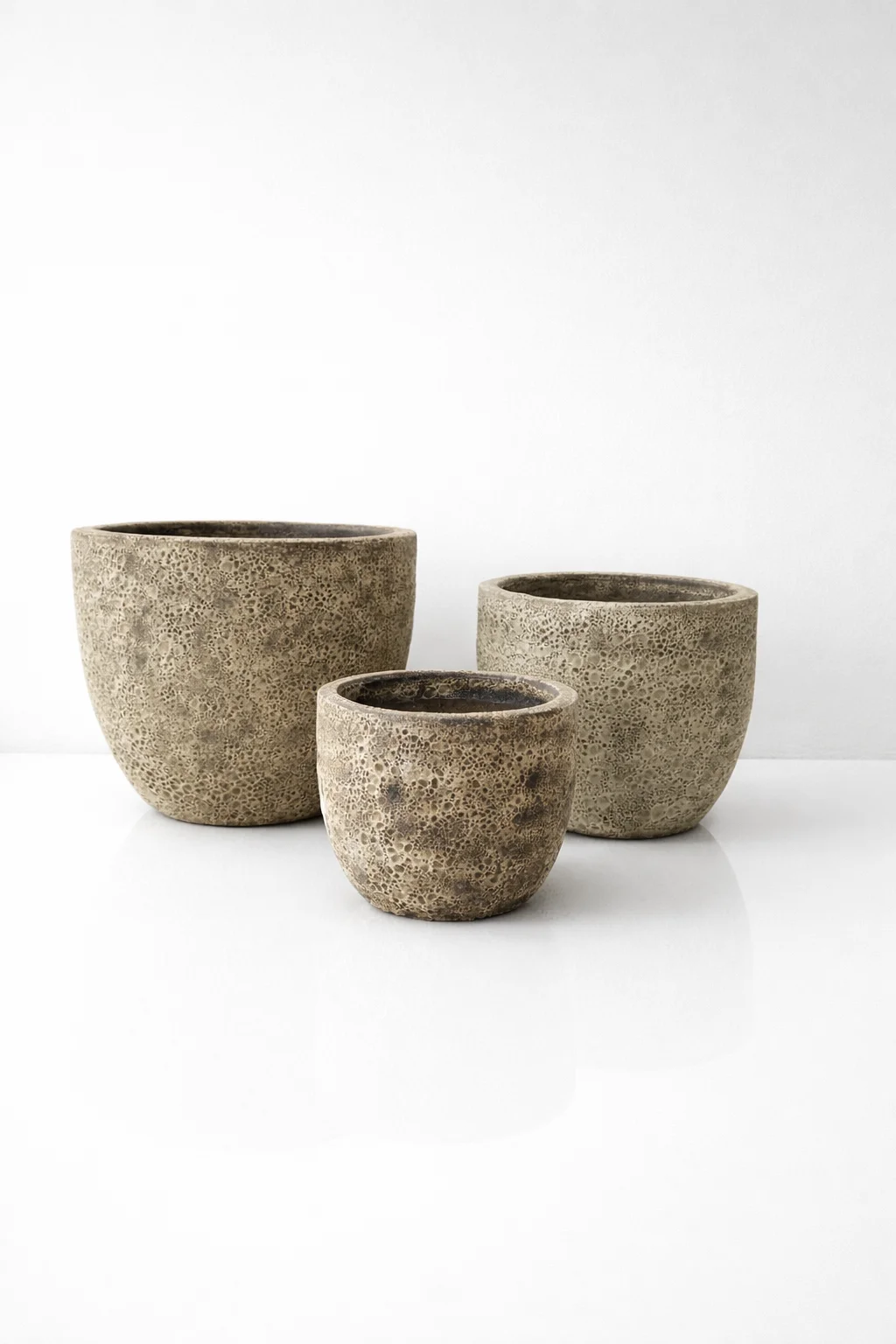 DONICA ceramiczna z efektem kamienia, mrozoodporna, okrągła, zwężana ku dołowi, piaskowa beż, nowoczesny styl