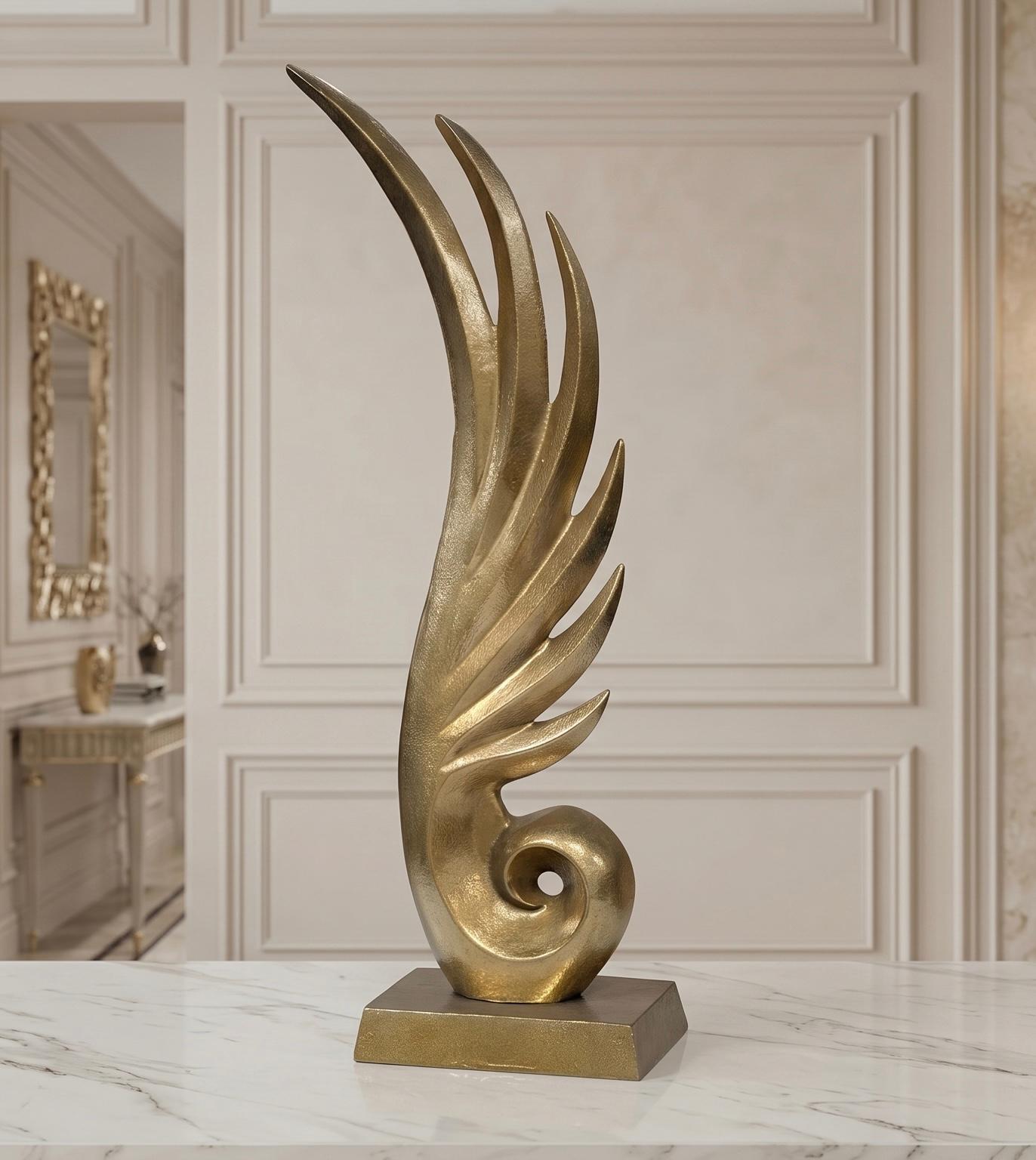 FIGURKA z niklu w kształcie pięknego skrzydła na prostokątnej podstawie, złote wykończenie