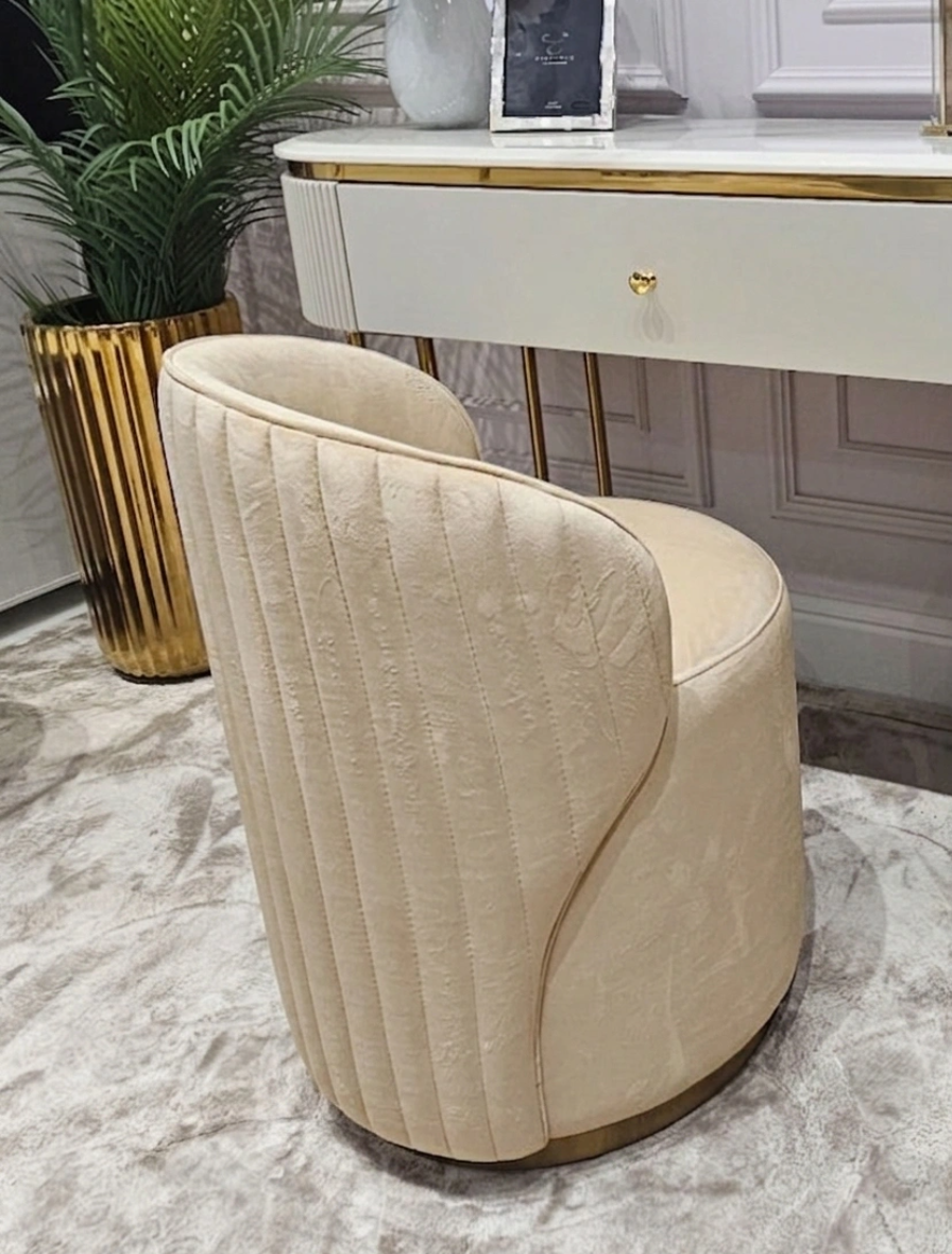 FOTEL DO TOALETKI Anne jasny beż, okrągły, pionowe przeszycia, złote błyszczące elementy, welurowa tkanina