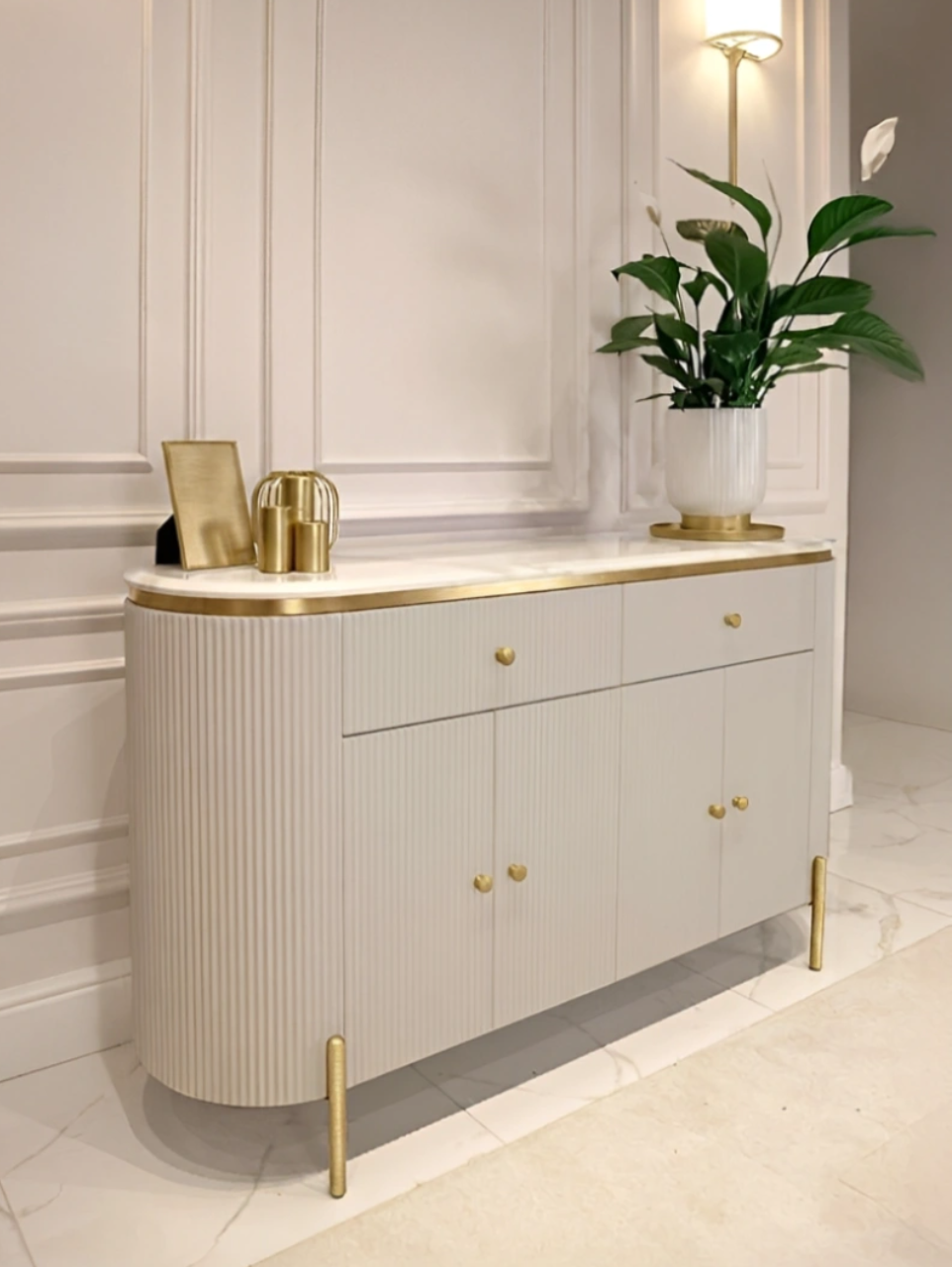 KOMODA Anne Cashmir Fosco ryflowana, 2 pary drzwi, 2 szuflady, złote szczotkowane elementy, blat z konglomeratu marmurowego - 150 cm
