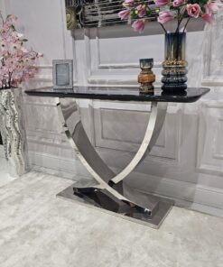 KONSOLA Nexus na srebrnym stelażu w kształcie X, prostokątny, czarny blat z konglomeratu marmurowego, nowoczesny glamour