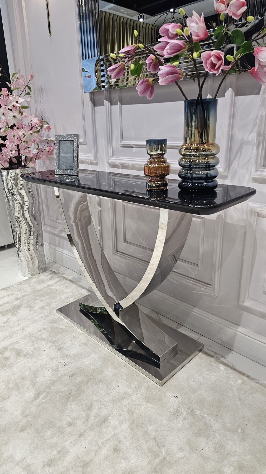 KONSOLA Nexus na srebrnym stelażu w kształcie X, prostokątny, czarny blat z konglomeratu marmurowego, nowoczesny glamour, ekskluzywna