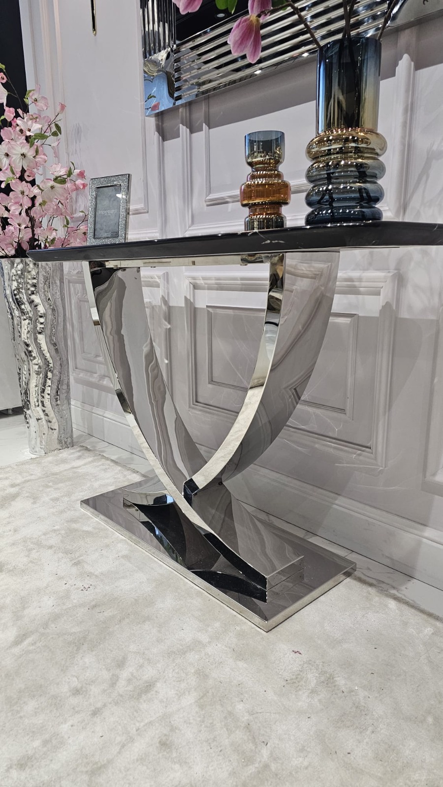 KONSOLA Nexus na srebrnym stelażu w kształcie X, prostokątny, czarny blat z konglomeratu marmurowego, nowoczesny glamour, piękna