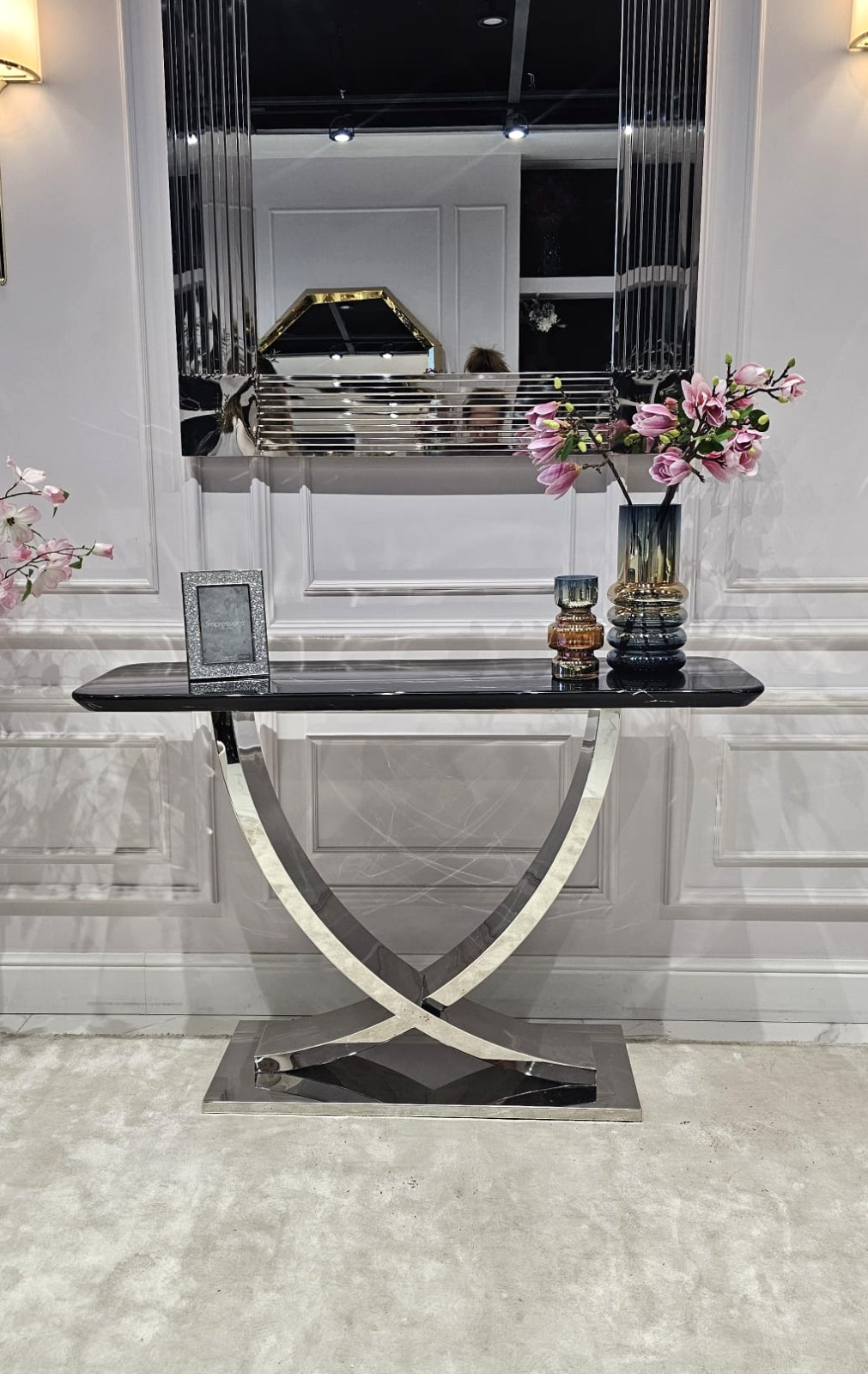 KONSOLA Nexus na srebrnym stelażu w kształcie X, prostokątny, czarny blat z konglomeratu marmurowego, nowoczesny glamour, premium
