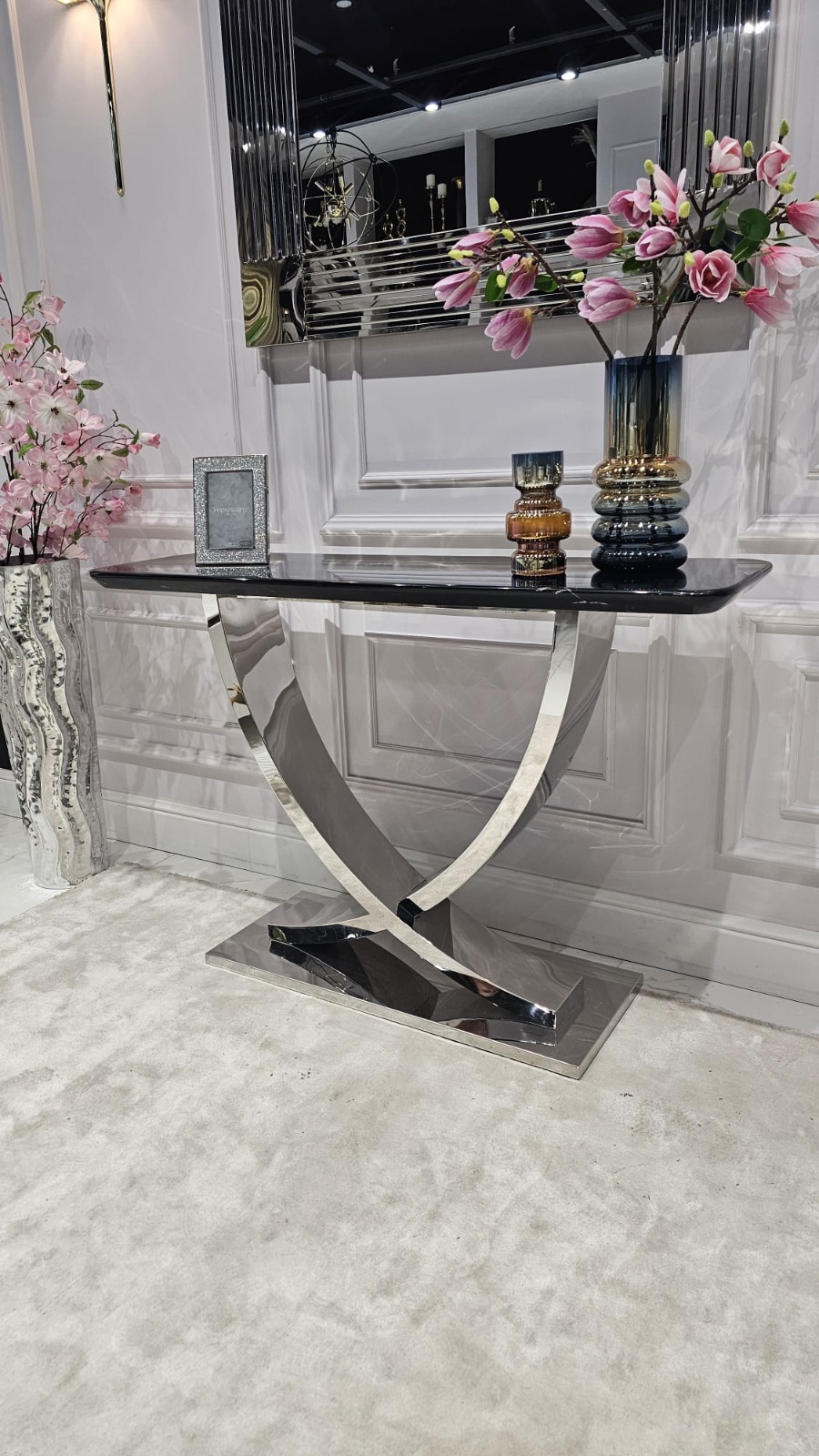 KONSOLA Nexus na srebrnym stelażu w kształcie X, prostokątny, czarny blat z konglomeratu marmurowego, nowoczesny glamour