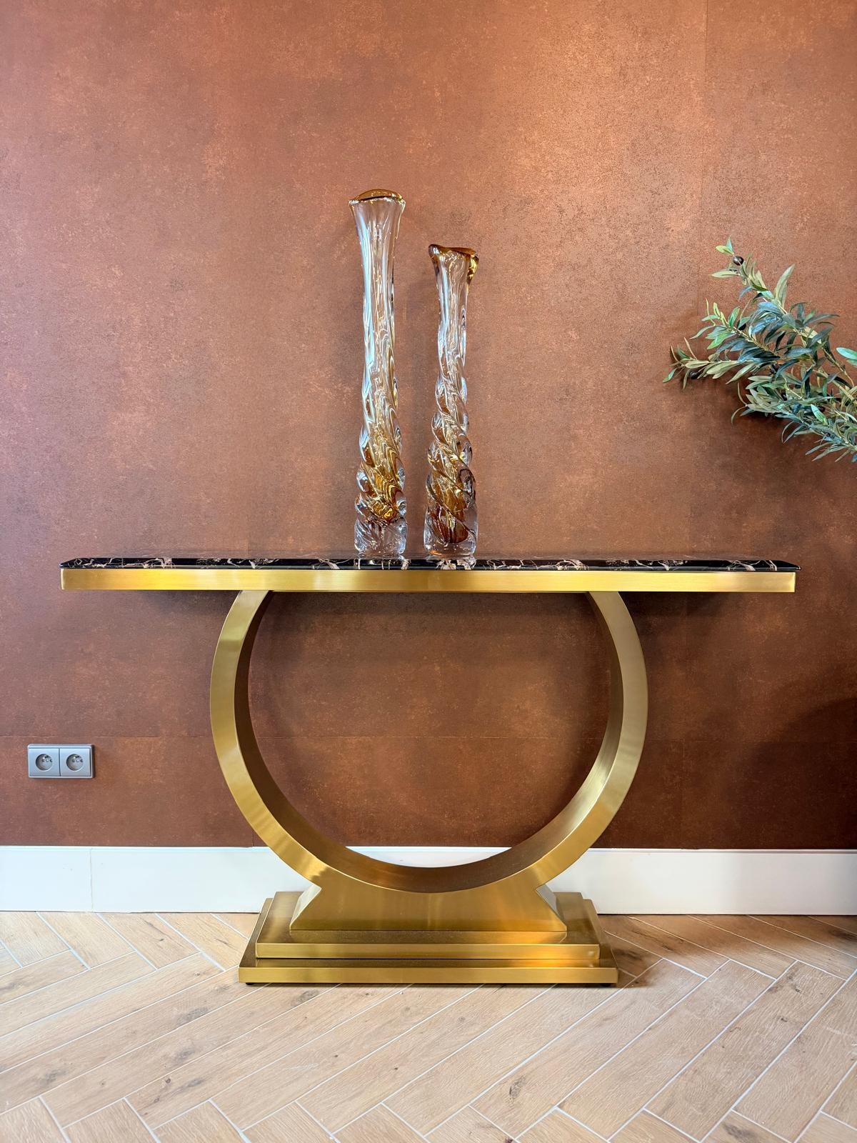 KONSOLA RING Gold Fosco na złotej szczotkowanej, dostojnej, okrągłej podstawie, blat z konglomeratu marmurowego, glamour – 140 cm, piękna