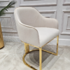 KRZESŁO na złotych błyszczących nogach, welurowa, miękka biała tapicerka, wygodne oparcie oraz podłokietniki, nowoczesny styl