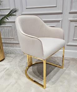 KRZESŁO na złotych błyszczących nogach, welurowa, miękka biała tapicerka, wygodne oparcie oraz podłokietniki, nowoczesny styl