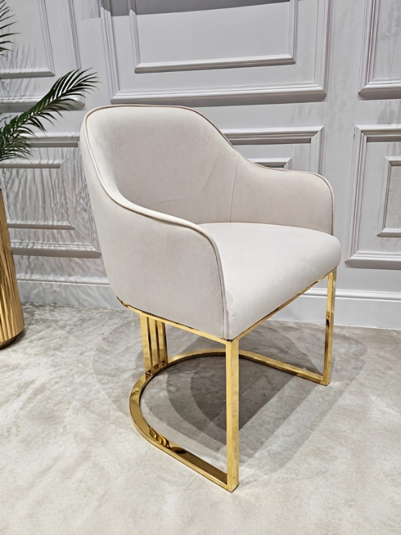 KRZESŁO na złotych błyszczących nogach, welurowa, miękka biała tapicerka, wygodne oparcie oraz podłokietniki, nowoczesny styl
