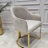 KRZESŁO na złotych błyszczących nogach, welurowa, miękka szarobeżowa tapicerka, wygodne oparcie oraz podłokietniki, nowoczesny styl