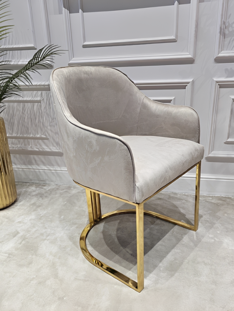 KRZESŁO na złotych błyszczących nogach, welurowa, miękka szarobeżowa tapicerka, wygodne oparcie oraz podłokietniki, nowoczesny styl