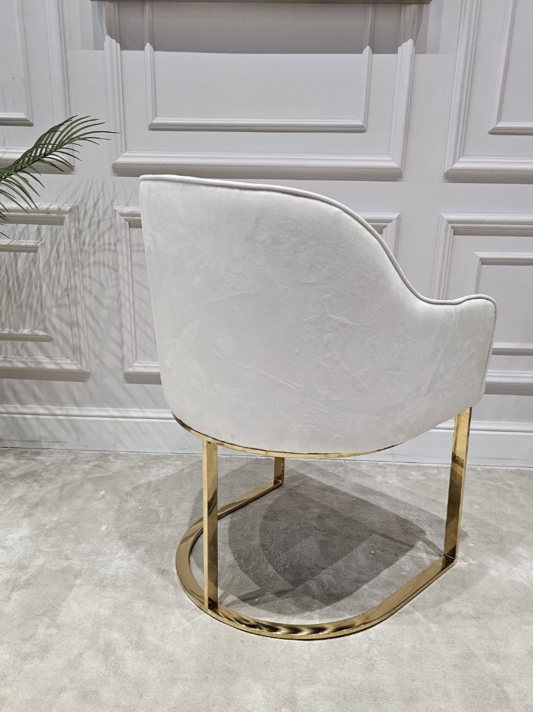 KRZESŁO na złotych błyszczących nogach z pionowym paskiem po środku, welurowa, miękka biała tapicerka, wygodne oparcie oraz podłokietniki, nowoczesny styl, premium