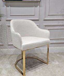 KRZESŁO na złotych błyszczących nogach z pionowym paskiem po środku, welurowa, miękka biała tapicerka, wygodne oparcie oraz podłokietniki, nowoczesny styl