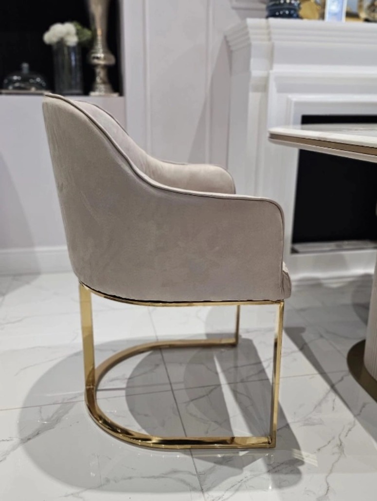 KRZESŁO na złotych błyszczących nogach z pionowym paskiem po środku, welurowa, miękka szarobeżowa tapicerka, wygodne oparcie oraz podłokietniki, nowoczesny styl, ekskluzywne
