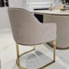KRZESŁO na złotych błyszczących nogach z pionowym paskiem po środku, welurowa, miękka szarobeżowa tapicerka, wygodne oparcie oraz podłokietniki, nowoczesny styl, najwyższa jakość