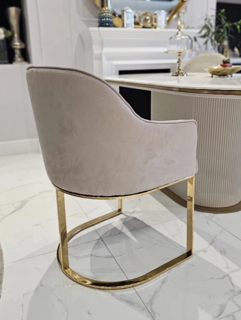 KRZESŁO na złotych błyszczących nogach z pionowym paskiem po środku, welurowa, miękka szarobeżowa tapicerka, wygodne oparcie oraz podłokietniki, nowoczesny styl, najwyższa jakość