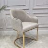 KRZESŁO na złotych błyszczących nogach z pionowym paskiem po środku, welurowa, miękka szarobeżowa tapicerka, wygodne oparcie oraz podłokietniki, nowoczesny styl, piękne
