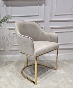 KRZESŁO na złotych błyszczących nogach z pionowym paskiem po środku, welurowa, miękka szarobeżowa tapicerka, wygodne oparcie oraz podłokietniki, nowoczesny styl, piękne