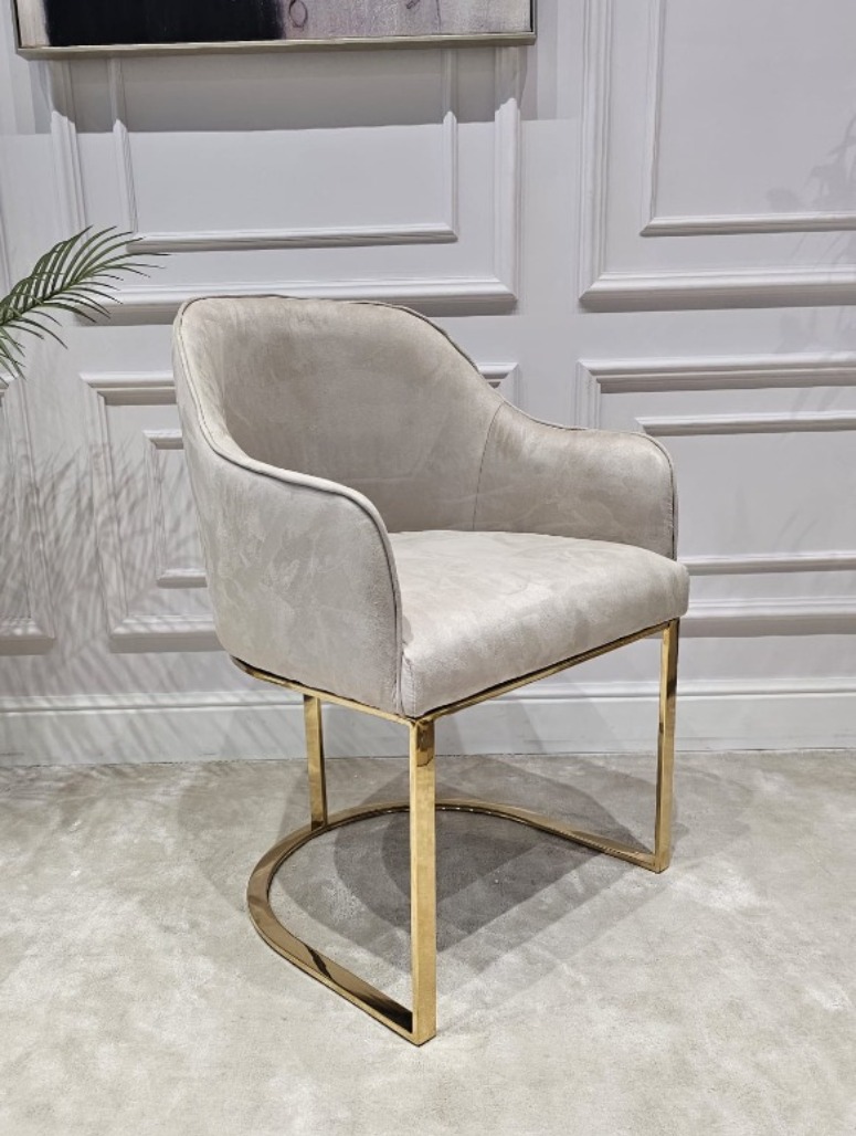 KRZESŁO na złotych błyszczących nogach z pionowym paskiem po środku, welurowa, miękka szarobeżowa tapicerka, wygodne oparcie oraz podłokietniki, nowoczesny styl, piękne