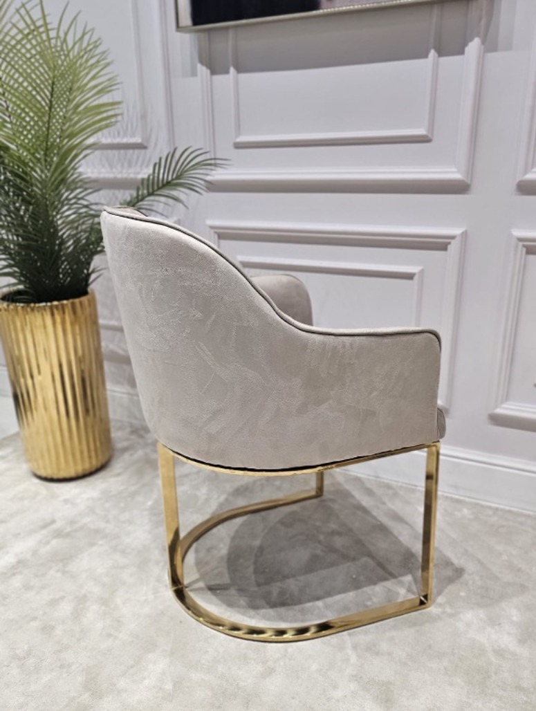 KRZESŁO na złotych błyszczących nogach z pionowym paskiem po środku, welurowa, miękka szarobeżowa tapicerka, wygodne oparcie oraz podłokietniki, nowoczesny styl, premium