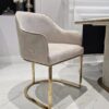 KRZESŁO na złotych błyszczących nogach z pionowym paskiem po środku, welurowa, miękka szarobeżowa tapicerka, wygodne oparcie oraz podłokietniki, nowoczesny styl