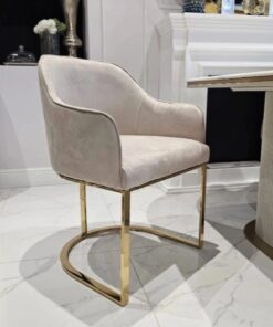 KRZESŁO na złotych błyszczących nogach z pionowym paskiem po środku, welurowa, miękka szarobeżowa tapicerka, wygodne oparcie oraz podłokietniki, nowoczesny styl