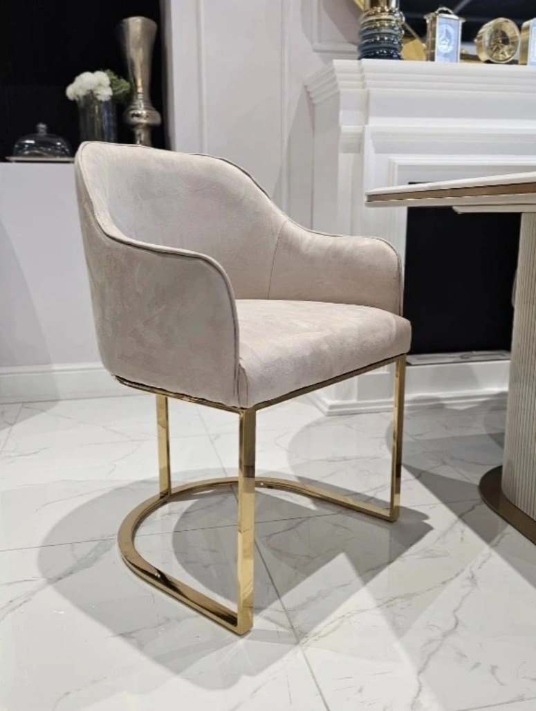 KRZESŁO na złotych błyszczących nogach z pionowym paskiem po środku, welurowa, miękka szarobeżowa tapicerka, wygodne oparcie oraz podłokietniki, nowoczesny styl