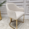 KRZESŁO na złotych szczotkowanych nogach, welurowa, miękka biała tapicerka, wygodne oparcie oraz podłokietniki, nowoczesny styl