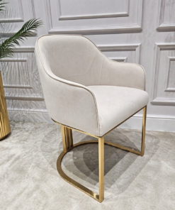 KRZESŁO na złotych szczotkowanych nogach, welurowa, miękka biała tapicerka, wygodne oparcie oraz podłokietniki, nowoczesny styl