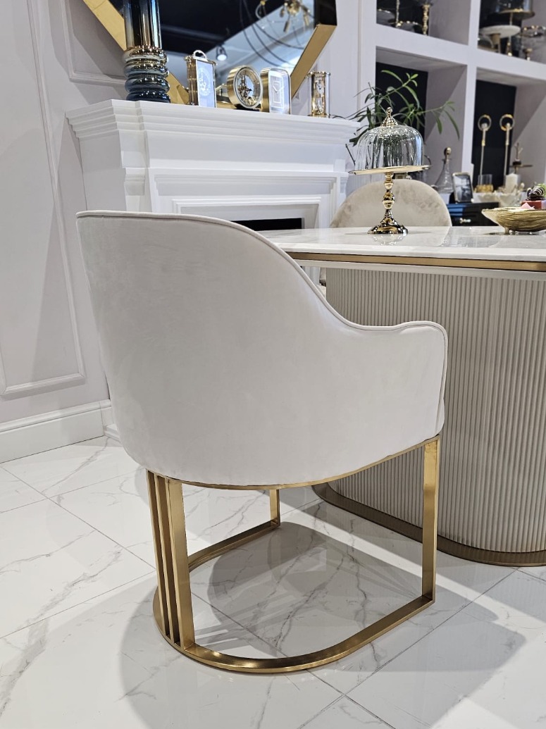 KRZESŁO na złotych szczotkowanych nogach, welurowa, miękka biała tapicerka, wygodne oparcie oraz podłokietniki, nowoczesny styl, ekskluzywne