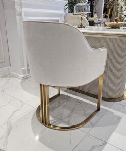 KRZESŁO na złotych szczotkowanych nogach, welurowa, miękka biała tapicerka, wygodne oparcie oraz podłokietniki, nowoczesny styl, piękne