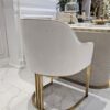 KRZESŁO na złotych szczotkowanych nogach, welurowa, miękka biała tapicerka, wygodne oparcie oraz podłokietniki, nowoczesny styl, piękne
