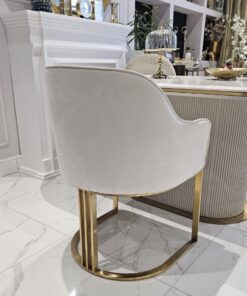 KRZESŁO na złotych szczotkowanych nogach, welurowa, miękka biała tapicerka, wygodne oparcie oraz podłokietniki, nowoczesny styl, piękne