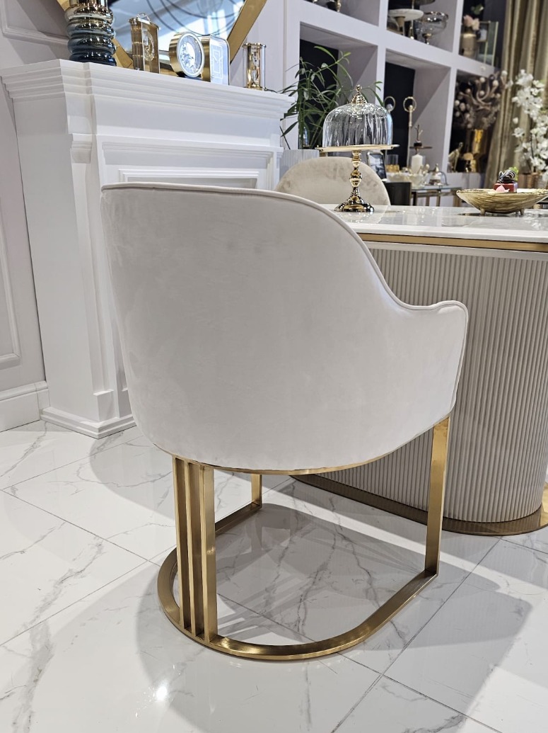 KRZESŁO na złotych szczotkowanych nogach, welurowa, miękka biała tapicerka, wygodne oparcie oraz podłokietniki, nowoczesny styl, piękne