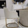 KRZESŁO na złotych szczotkowanych nogach, welurowa, miękka biała tapicerka, wygodne oparcie oraz podłokietniki, nowoczesny styl, premium
