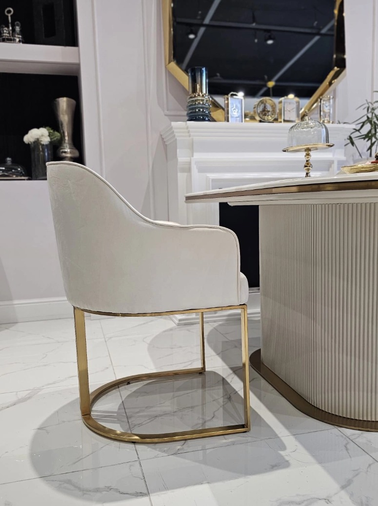 KRZESŁO na złotych szczotkowanych nogach, welurowa, miękka biała tapicerka, wygodne oparcie oraz podłokietniki, nowoczesny styl, premium