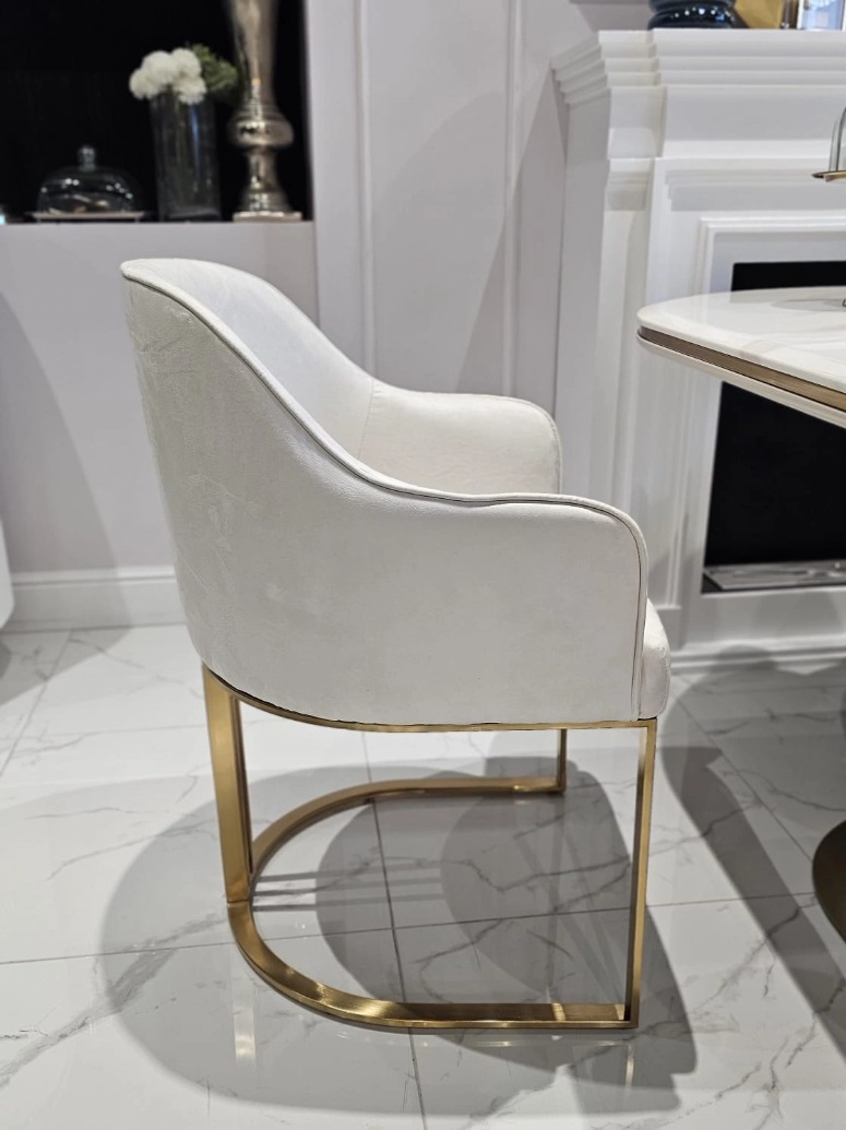 KRZESŁO na złotych szczotkowanych nogach, welurowa, miękka biała tapicerka, wygodne oparcie oraz podłokietniki, nowoczesny styl