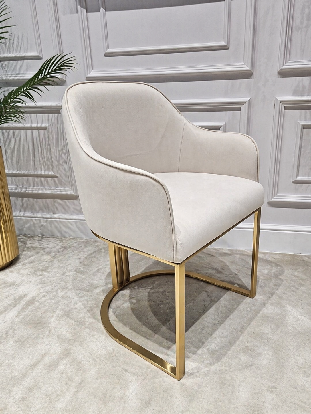 KRZESŁO na złotych szczotkowanych nogach, welurowa, miękka biała tapicerka, wygodne oparcie oraz podłokietniki, nowoczesny styl