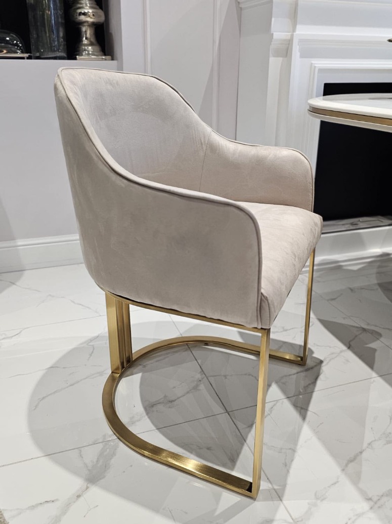 KRZESŁO na złotych szczotkowanych nogach, welurowa, miękka szarobeżowa tapicerka, wygodne oparcie oraz podłokietniki, nowoczesny styl, do jadalni