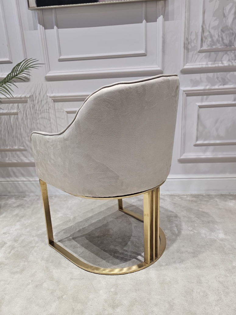 KRZESŁO na złotych szczotkowanych nogach, welurowa, miękka szarobeżowa tapicerka, wygodne oparcie oraz podłokietniki, nowoczesny styl, do salonu