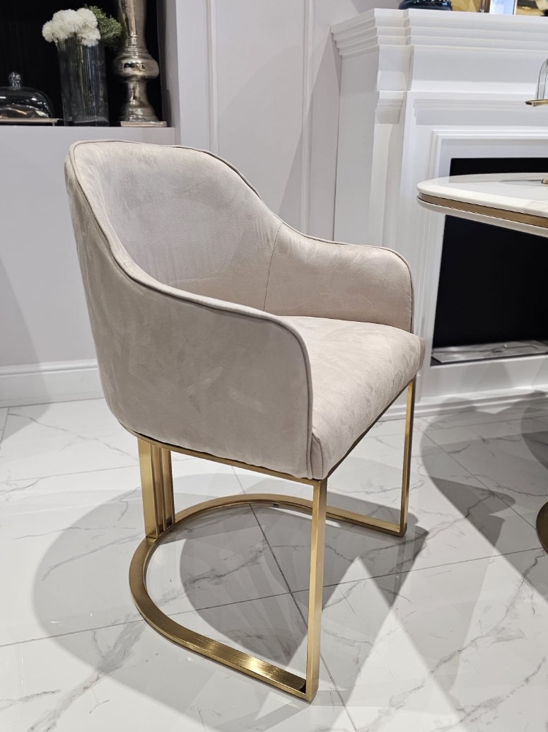 KRZESŁO na złotych szczotkowanych nogach, welurowa, miękka szarobeżowa tapicerka, wygodne oparcie oraz podłokietniki, nowoczesny styl, ekskluzywne