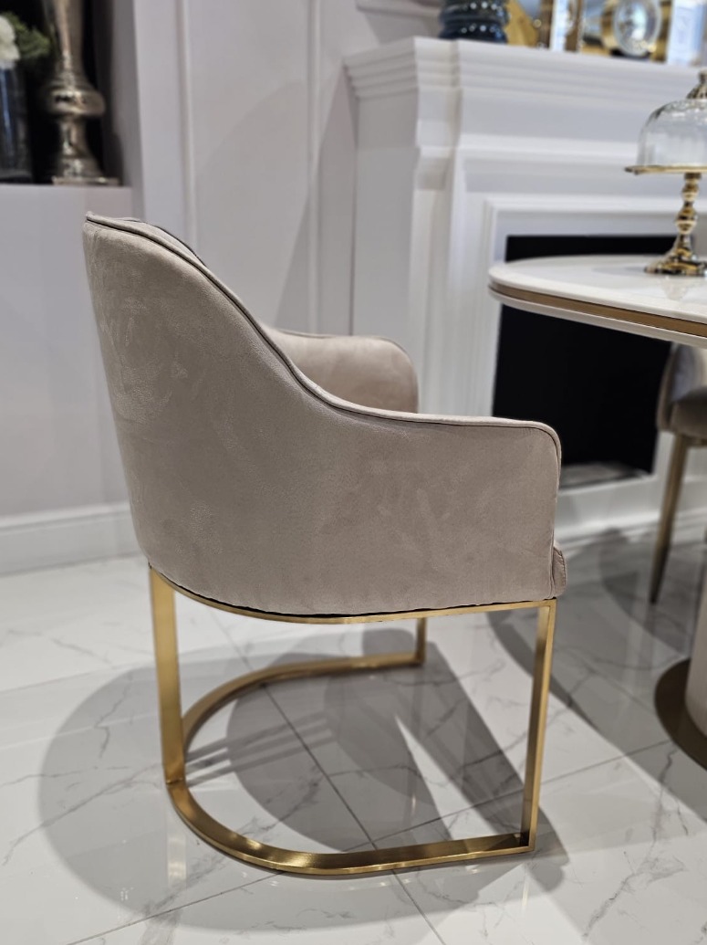 KRZESŁO na złotych szczotkowanych nogach, welurowa, miękka szarobeżowa tapicerka, wygodne oparcie oraz podłokietniki, nowoczesny styl, eleganckie