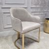 KRZESŁO na złotych szczotkowanych nogach, welurowa, miękka szarobeżowa tapicerka, wygodne oparcie oraz podłokietniki, nowoczesny styl, najwyższa jakość